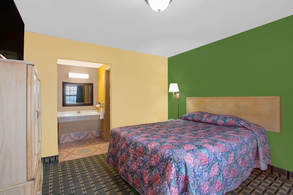 Room, 1 Queen Bed photo 1