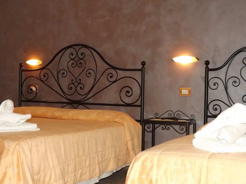 Classic Triple Room, Balcony photo 1