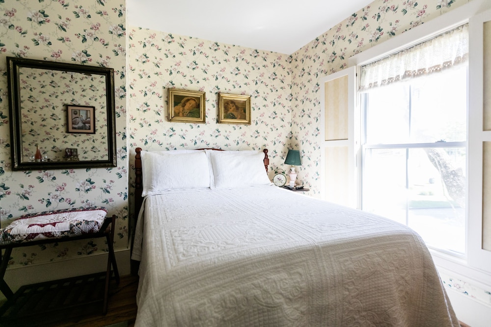 Rebecca Room photo 2