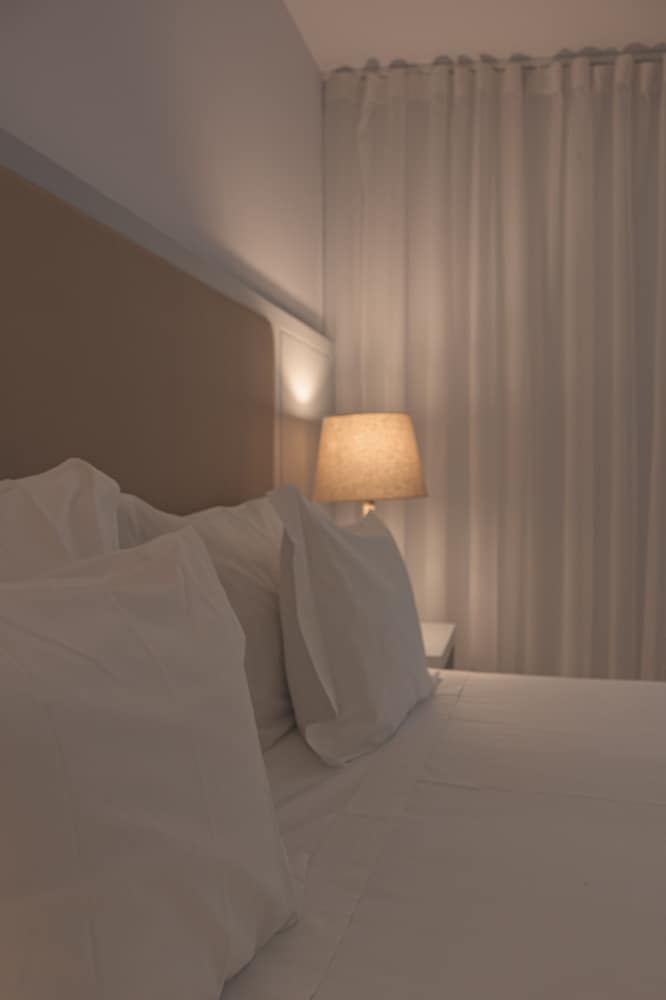 Available room thumbnail 5