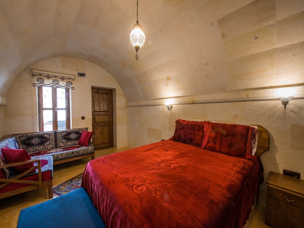Deluxe Suite, 1 Queen Bed, Jetted Tub, Garden View photo 2