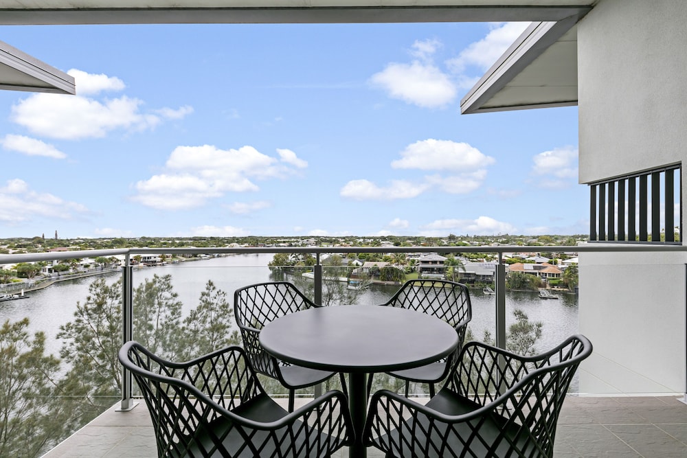 2 Bedroom Apartment on Broadwater photo 2