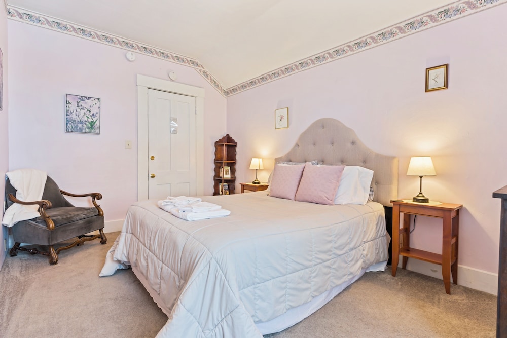 Basic Room, 1 Queen Bed, Non Smoking (Room 7, Third Floor) Shared Shower photo 1