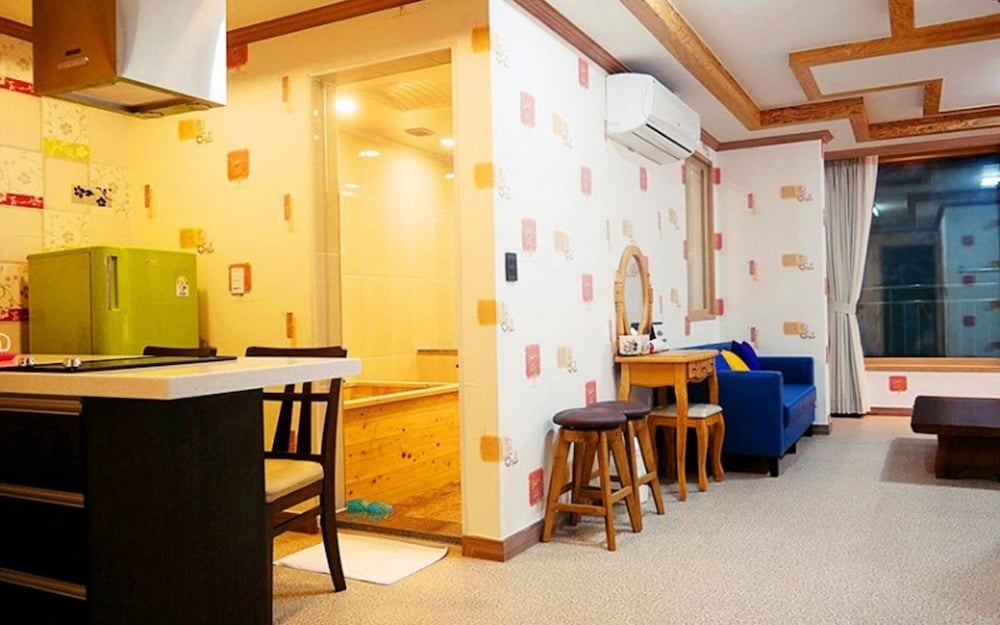 Room (Building 7 Room 102 (Salt Water Hot S)