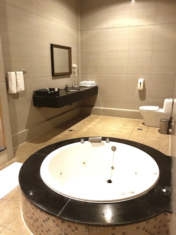 Family Quadruple Room, 2 Double Beds, Accessible, Jetted Tub photo 3