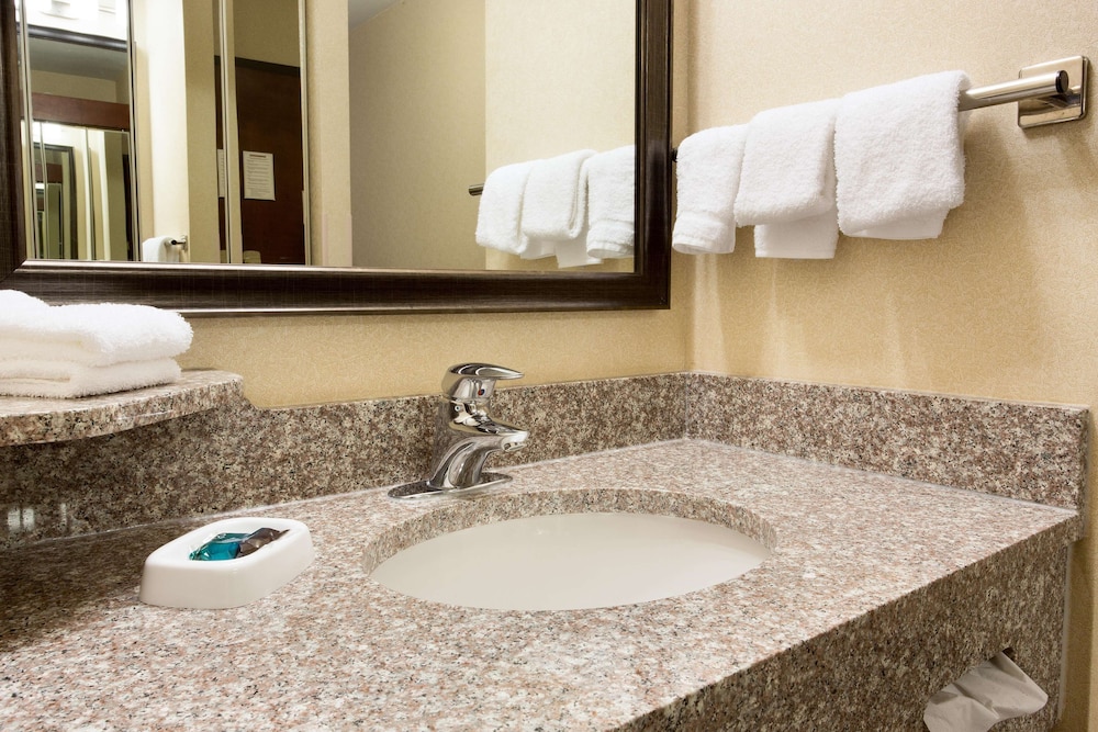 Deluxe Suite, 1 King Bed with Sofa bed, Refrigerator & Microwave (2 Rooms, Upper Floor) photo 3
