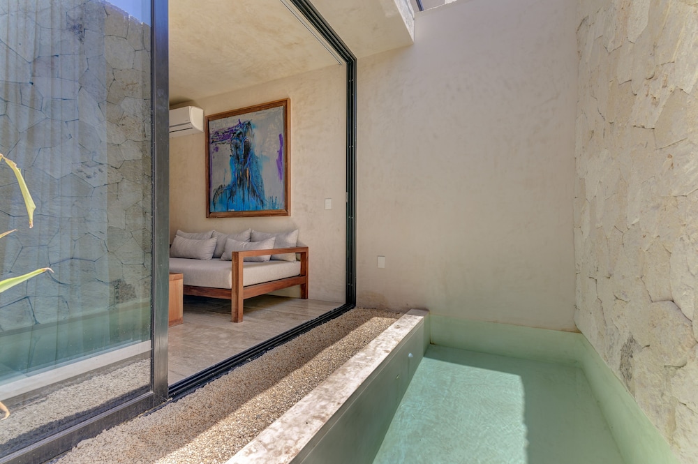 Deluxe Pool - Photo 5