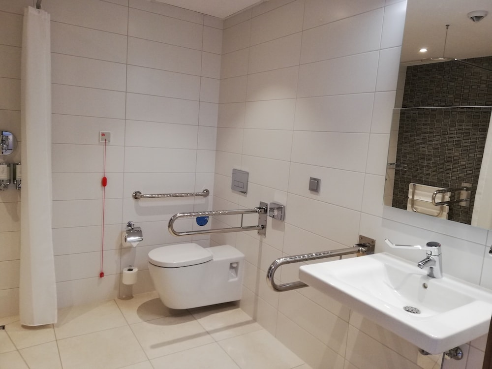 Room, 1 Queen Bed, Accessible - Photo 4