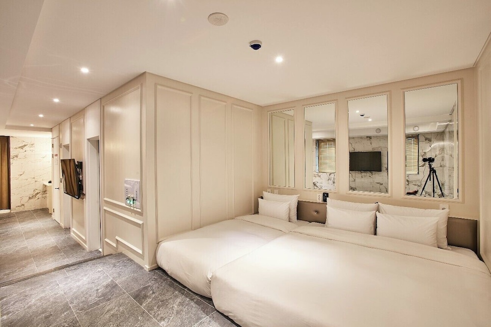 Pool Suite photo 3