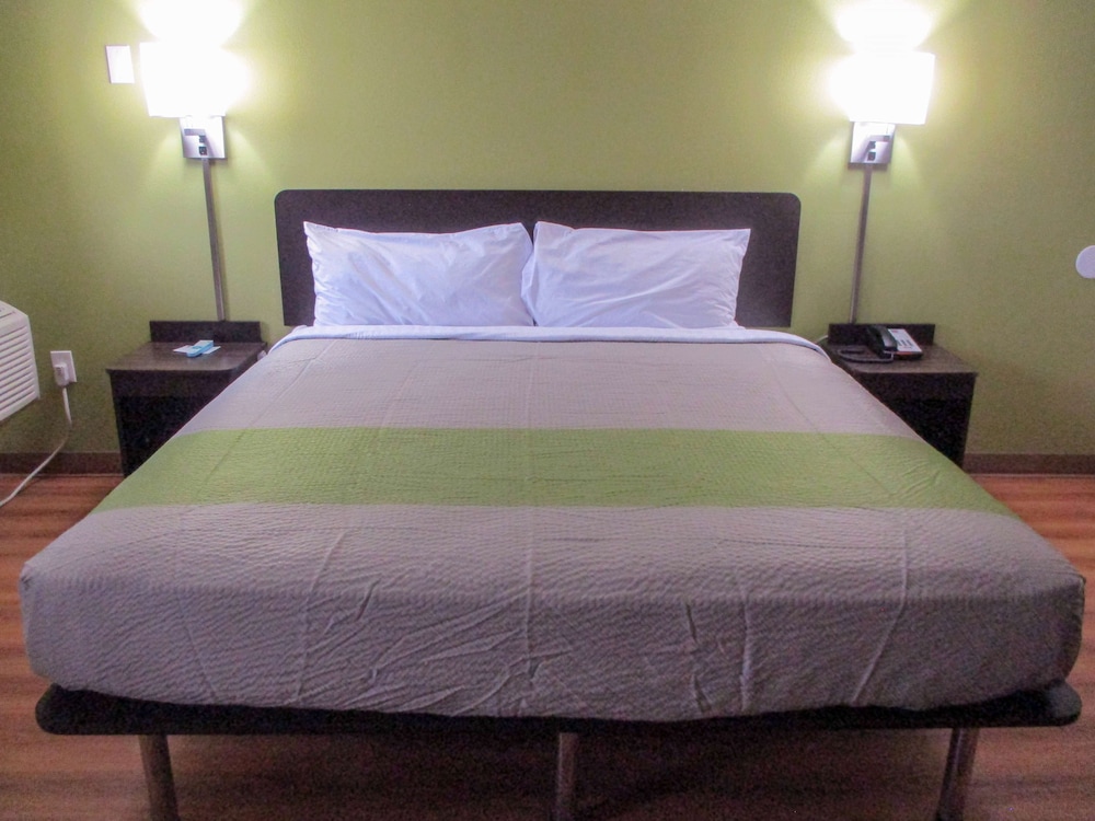 Deluxe Room, 1 King Bed, Non Smoking, Refrigerator & Microwave - Photo 5