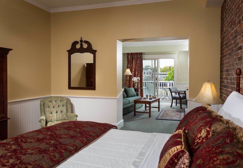 Suite, 2 Queen Beds, Fireplace