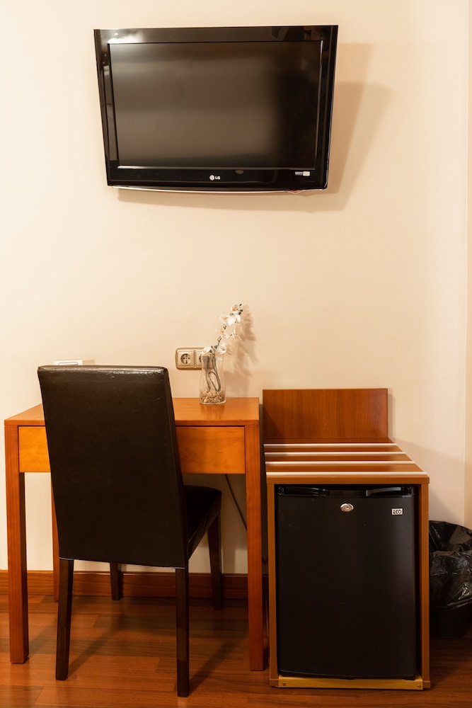 Double or Twin Room - Photo 3