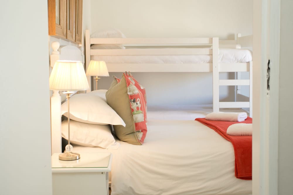 Deluxe Room, 1 Bedroom (Deluxe Room Queen + Bunker + Bunker) photo 1