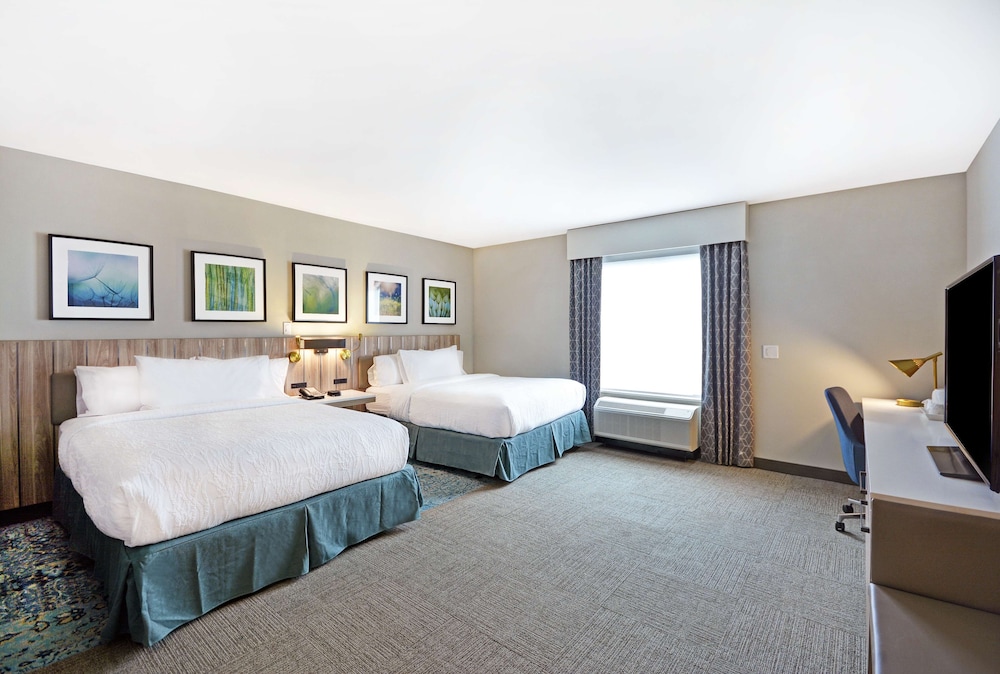 Suite, 2 Queen Beds, Accessible (Mobility & Hearing, Roll-in Shower) photo 3