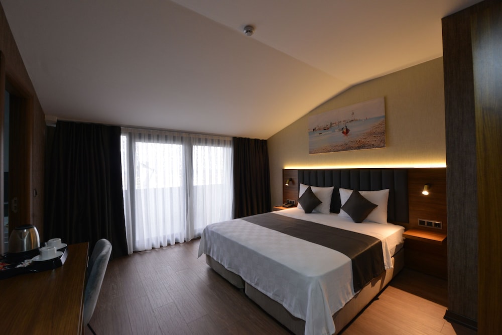 Deluxe Suite with Jacuzzi thumbnail 6