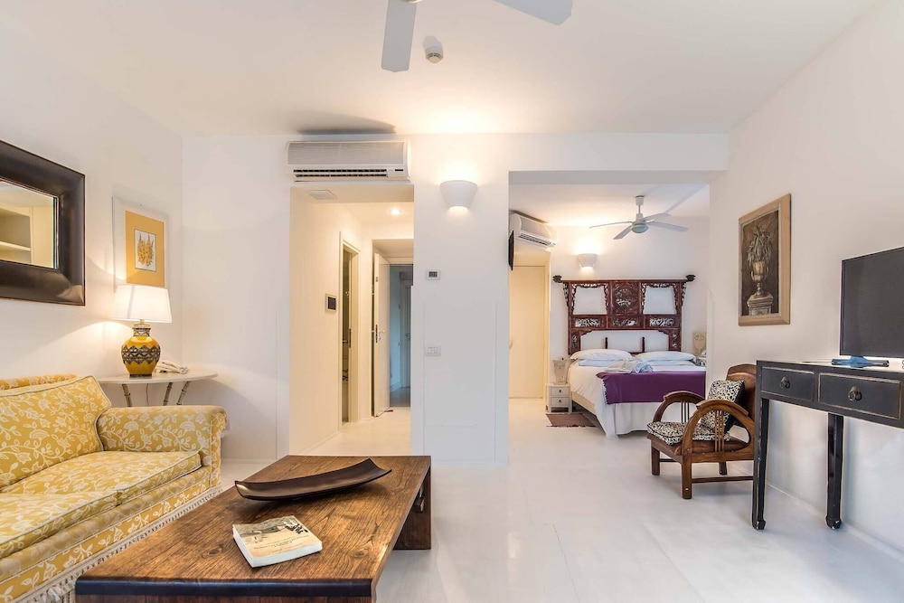 Deluxe Suite, 1 Queen Bed with Sofa bed, Balcony, Lake View - Photo 1