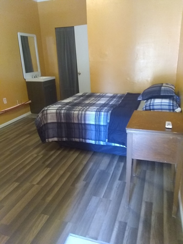 Standard Room, Twin and Full Bed