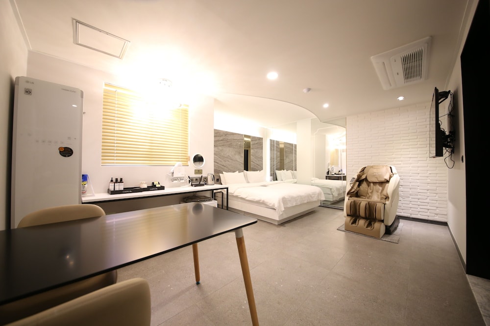 VIP Prestige / Free Ramyeon,Massage Chair Air Purifier,Finest Latex,Table,Styler,Netflix,Amenities - Photo 7
