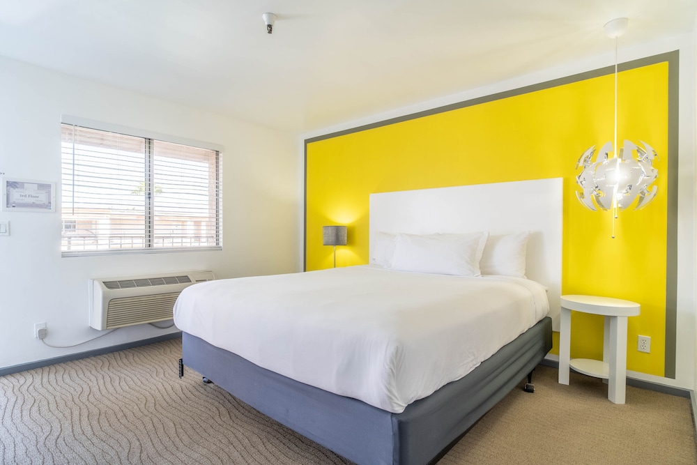 Standard Room, 1 King Bed - Photo 7