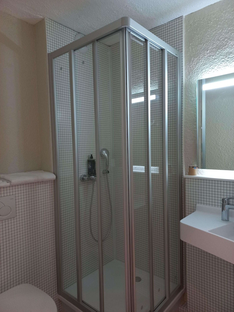 Triple Room with a double bed and a Murphy bed photo 2