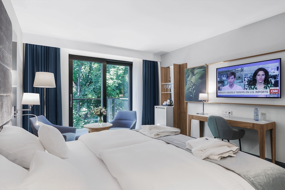 Standard Double Room thumbnail 5