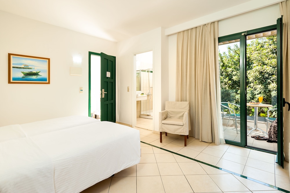 Standard Room, Garden View thumbnail 6