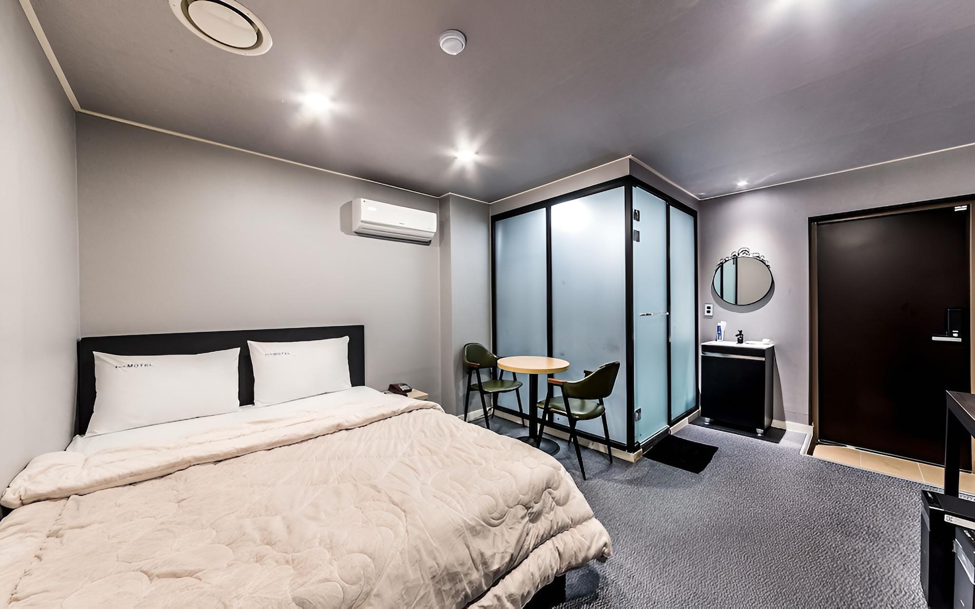 Room (Deluxe (65-inch TV)) photo 1