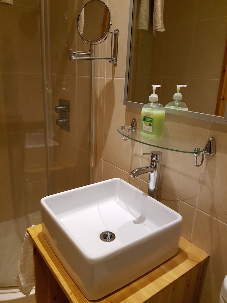 Standard Room, Multiple Beds, Ensuite photo 2