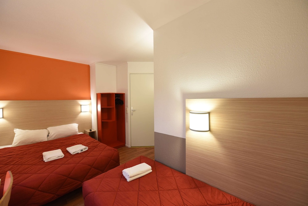 Standard Room, Multiple Beds (1 Double and 1 Single bed) - Photo 1