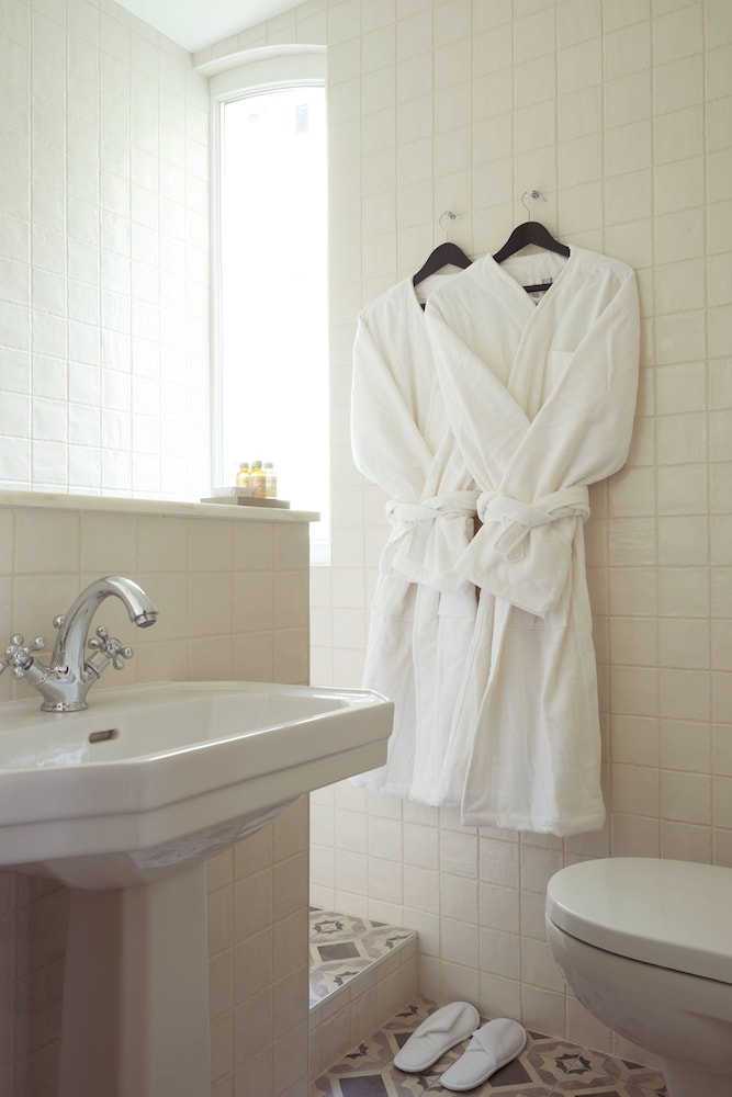 Double Room (Erik Satie) photo 2