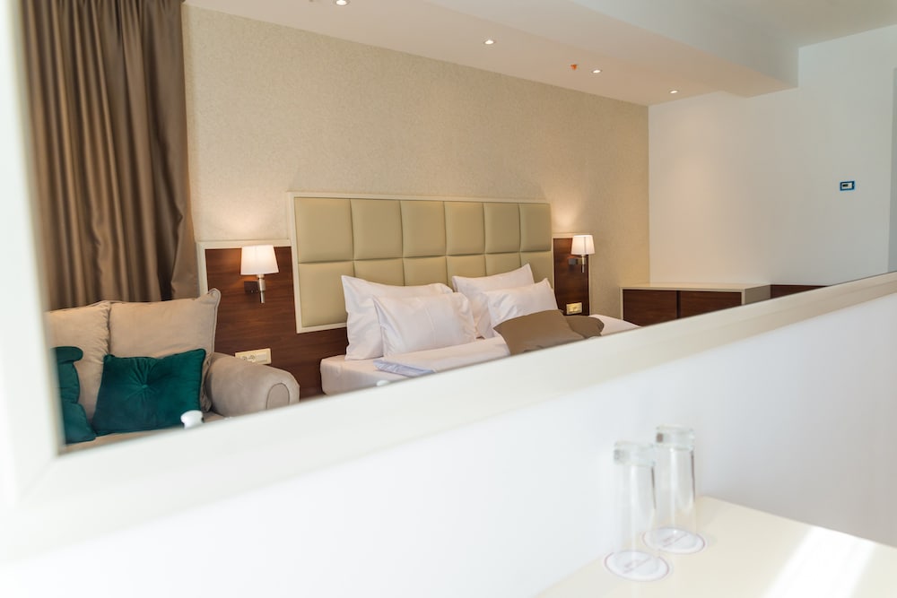 Family Room, 1 King Bed, Mountainside photo 3