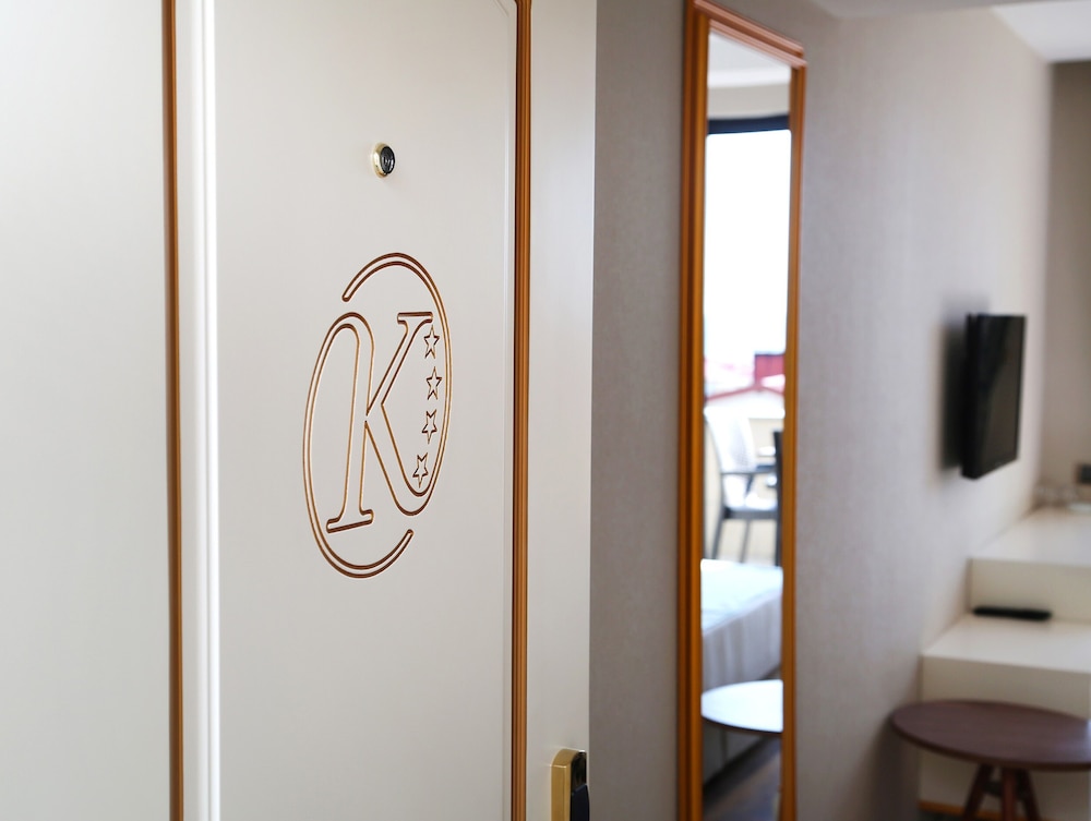 Honeymoon Suite photo 3