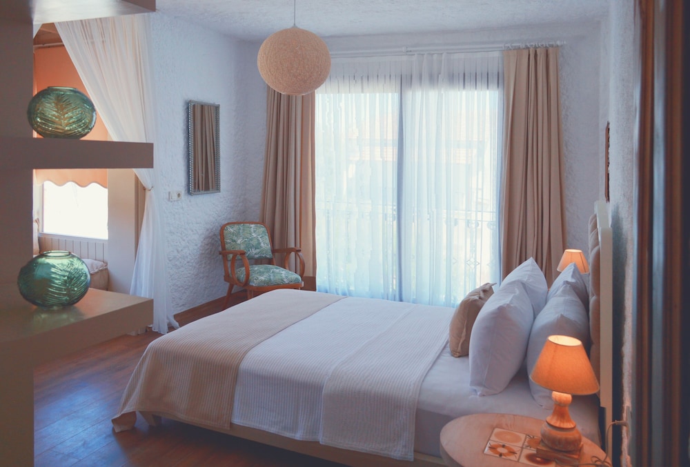Deluxe Room - Photo 12