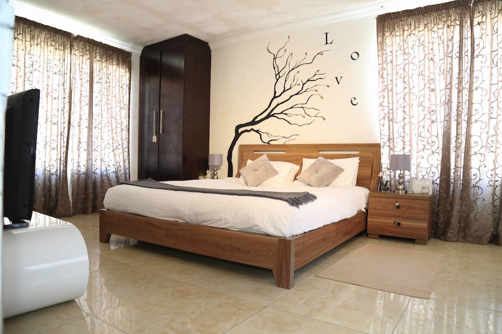 Deluxe Suite (Unit 2)