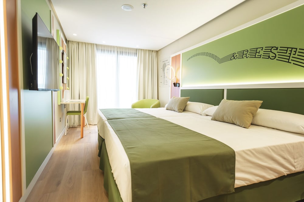 Habitación Básica, Vista a la Piscina (Grand Slam Room (Tennis) (2+1))