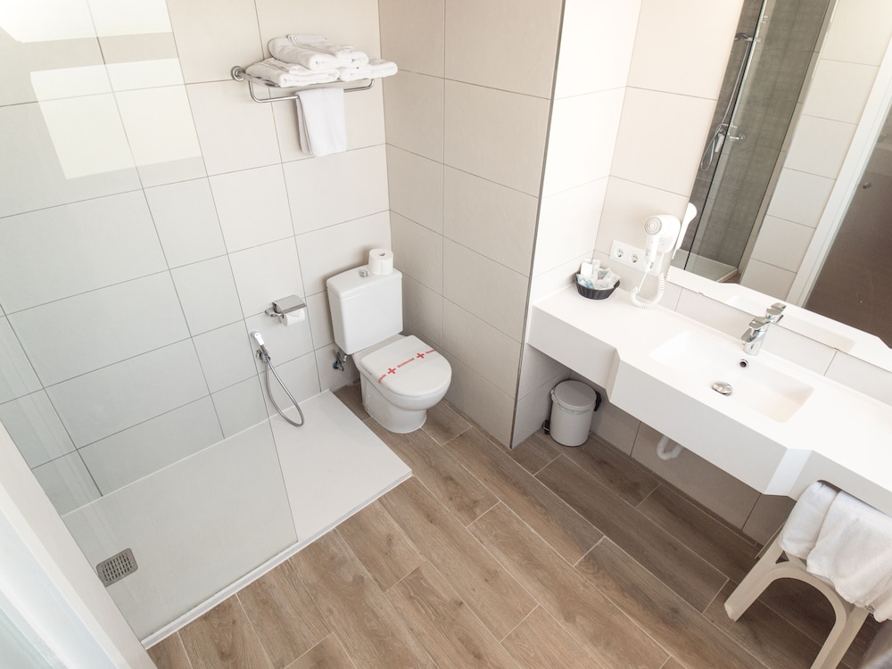 Standard Double Room, Balcony, Sea View (2 adults + 1 child) thumbnail 5