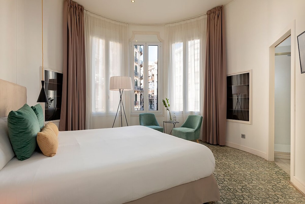Urbà Double Room, street view photo 3