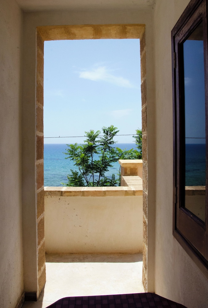 Superior Double or Twin Room, 1 Double Bed, Partial Sea View photo 3