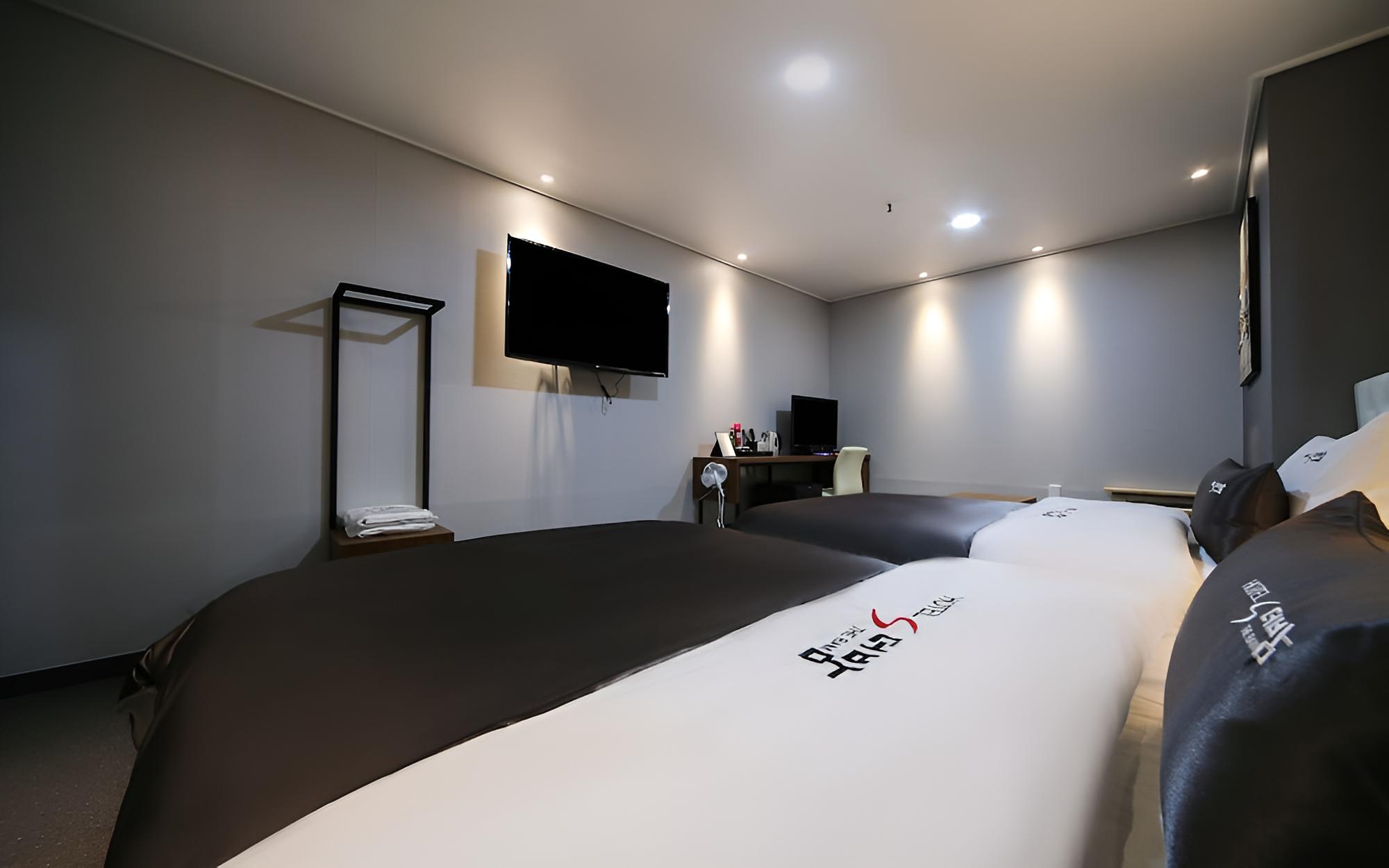 Room (VIP Twin-Breakfast provided (Monday-T) - Photo 1