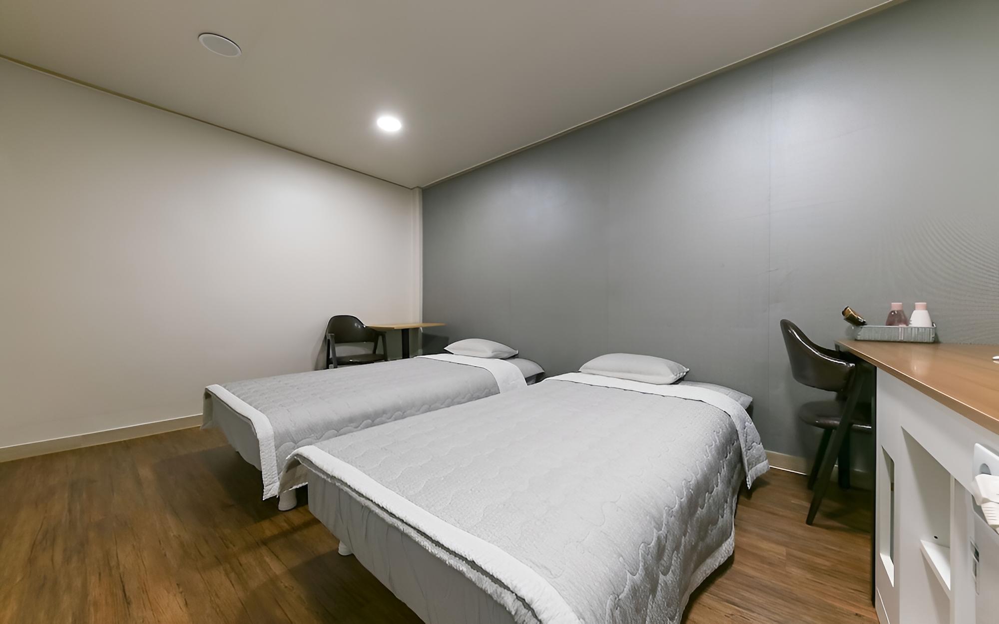 Room (Twin) - Photo 2