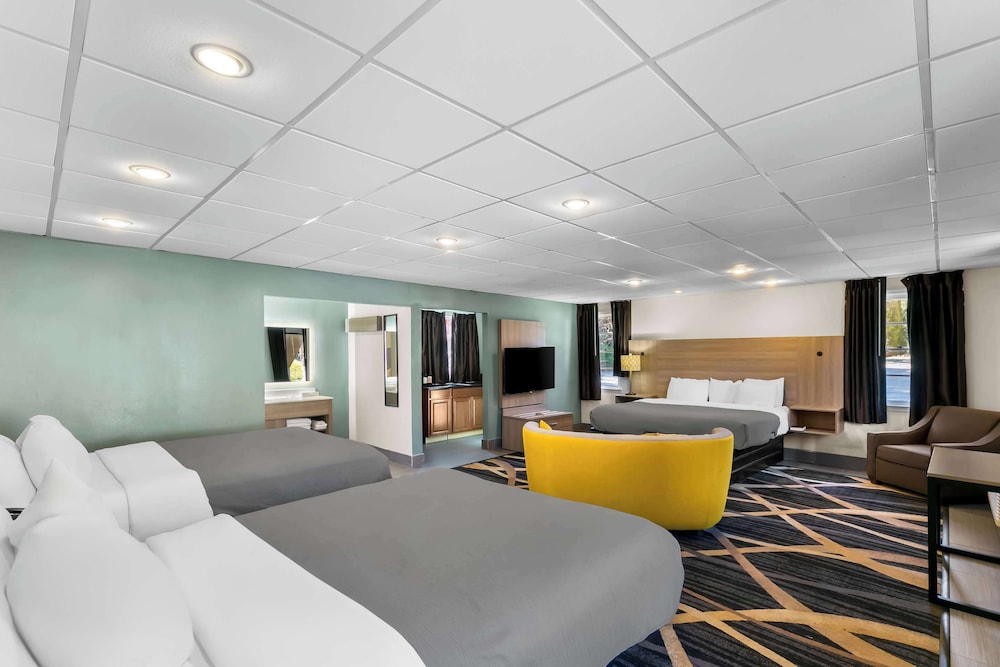 Room, Multiple Beds, Non Smoking - Photo 5