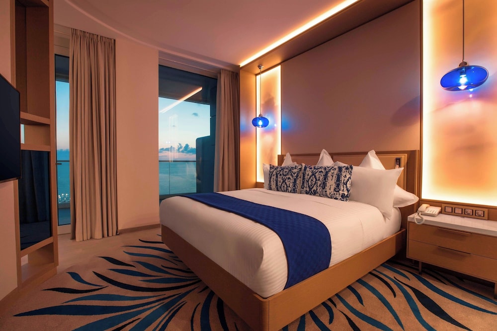 Room, 1 King Bed, Sea View (Balcony) photo 2