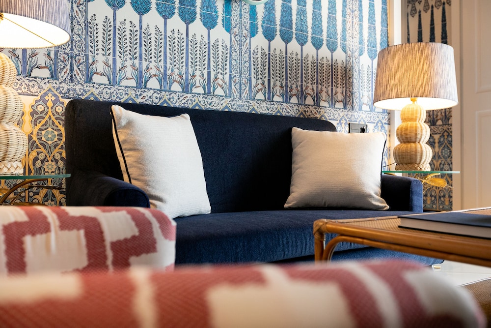 Luxury Suite - Photo 11