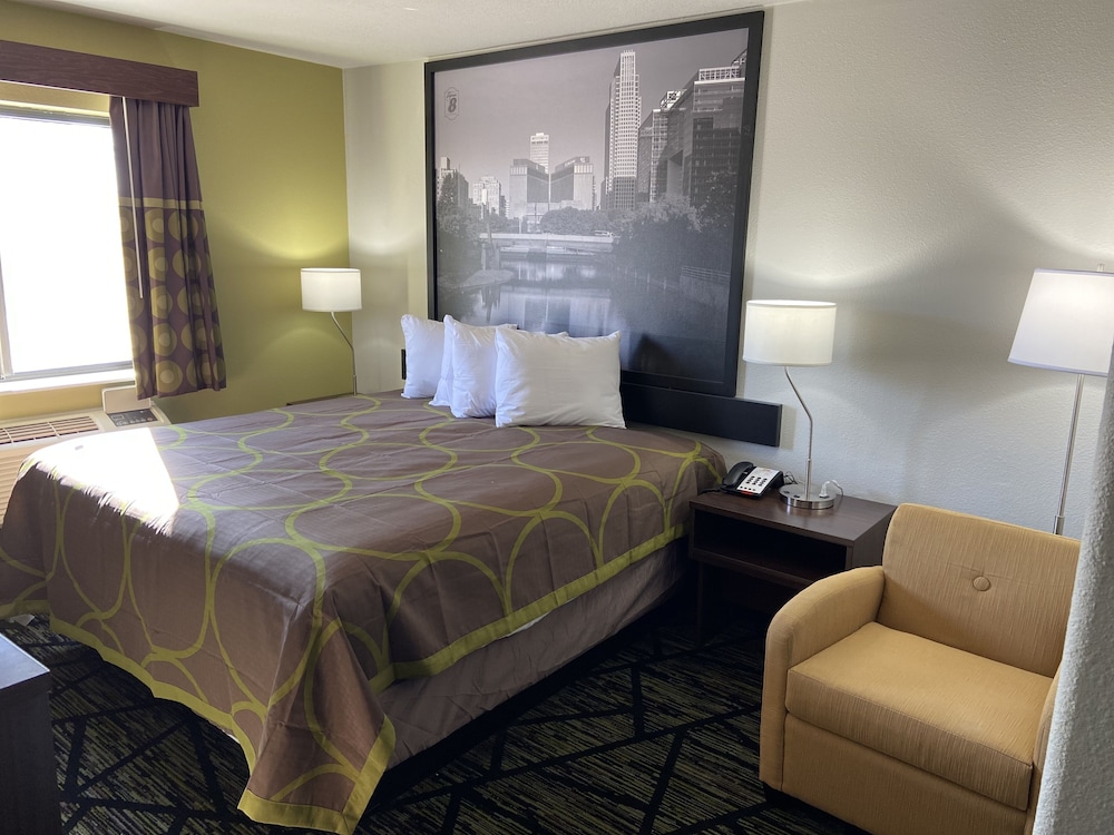 Room, 1 King Bed, Non Smoking - Photo 2