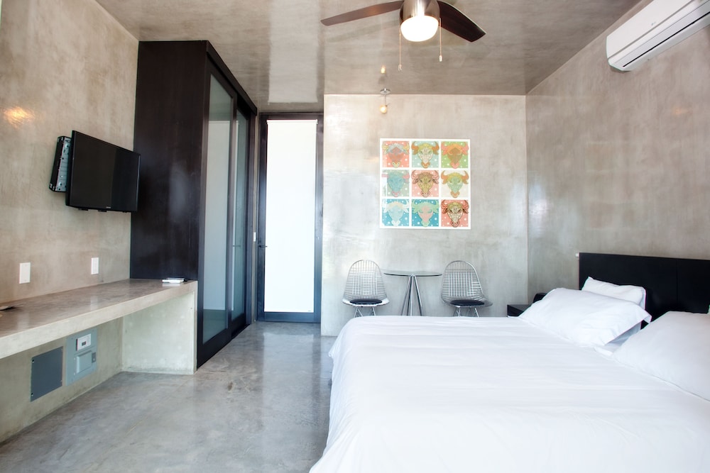 Deluxe Room, 1 King Bed photo 1