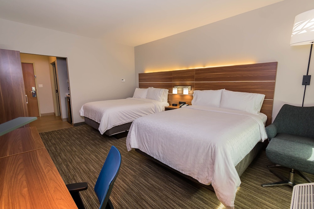 Standard Room, 2 Queen Beds - Photo 5