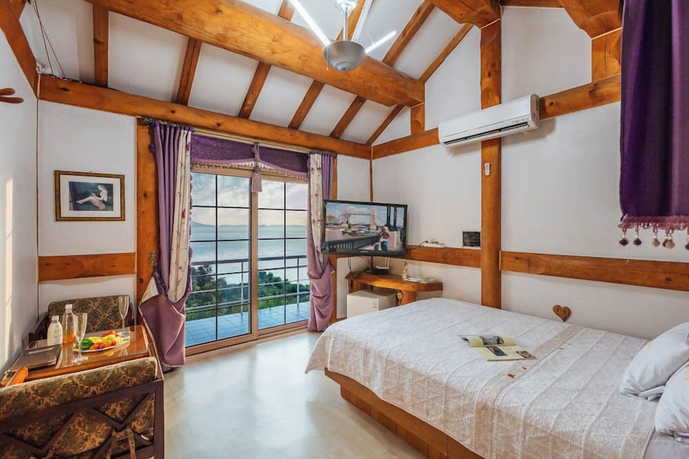 Room (D-2)