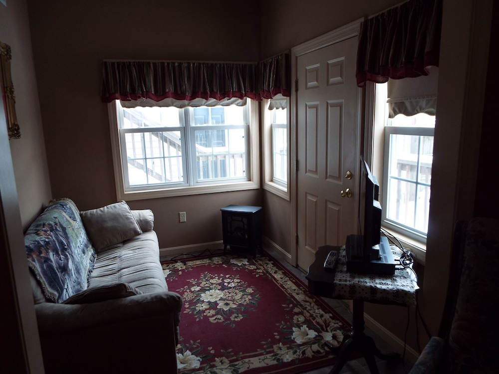 Standard Quadruple Room, Ensuite, Garden View (Fannie Buehler Grand Suit) photo 1