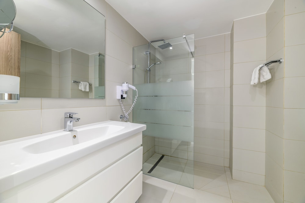 Deluxe Double or Twin Room (Inland View) - Photo 3