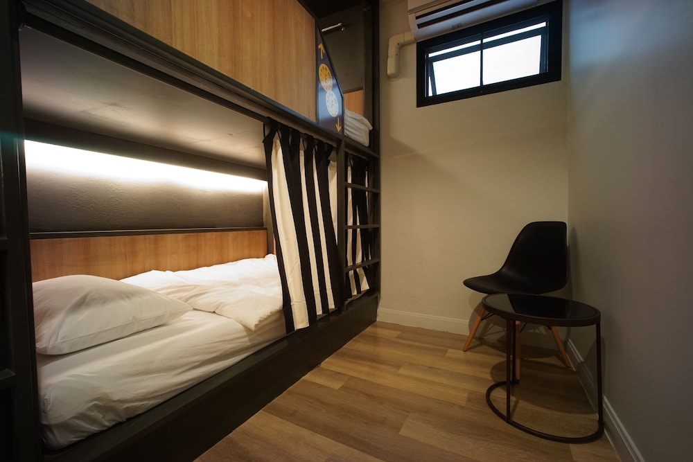 Bed in 4 Single Bed Dormitory Room photo 3